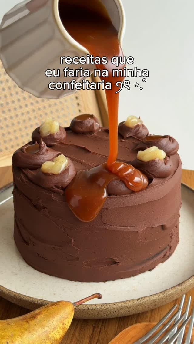 Bolo de Chocolate com PĂȘra e Caramelo